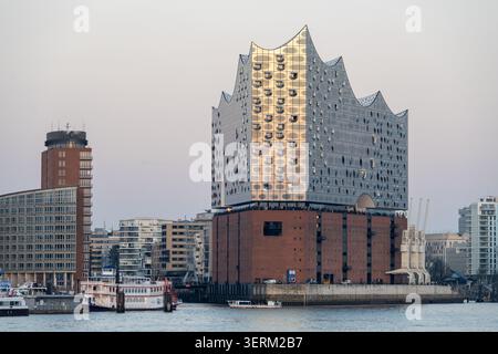 Hambourg, Allemagne - 28 février 25 : vue téléphoto de la salle de concert Elbphilharmonie avec façade vitrée au-dessus d'une base en briques à Hambourg, Allemagne. Banque D'Images