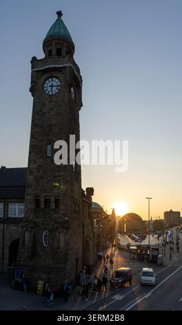 Hamburg, Germany - 28 Feb 25 : vue sur le coucher du soleil de la tour de l'horloge Pauli Landungsbrücken près de l'Alter Elbtunnel à Hambourg, Allemagne. Banque D'Images