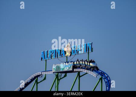 Hambourg, Allemagne - 28 février 25 : montagnes russes Alpina Bahn au parc des expositions DOM de Hambourg sur Heiligengeistfeld, St Pauli, Hambourg, Allemagne, avec les coureurs u Banque D'Images