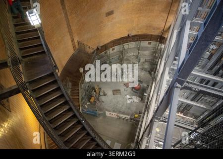 Hambourg, Allemagne - 28 février 25 : vue sur un puits Alter Elbtunnel avec escalier en colimaçon, échafaudage et travaux de rénovation à Hambourg, Allemagne. Banque D'Images
