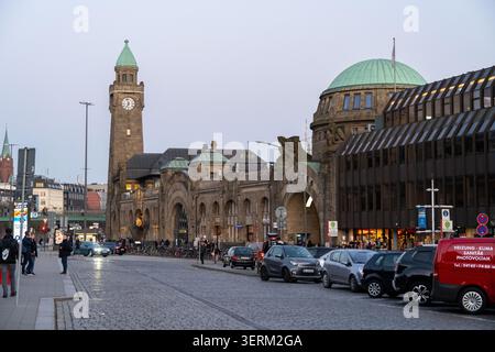 Hamburg, Germany - 28 Feb 25 : Street view of Pauli Landungsbrücken avec tour de l'horloge et bâtiments en forme de dôme près de l'Alter Elbtunnel, Hambourg, Allemagne Banque D'Images