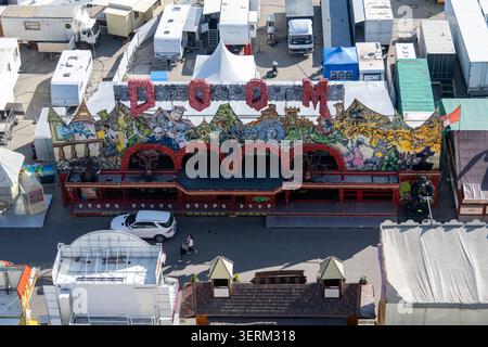 Hambourg, Allemagne - 28 février 25 : vue aérienne d'une façade colorée avec des œuvres d'art murales au parc des expositions DOM de Hambourg sur Heiligengeistfeld, Hambourg, Banque D'Images