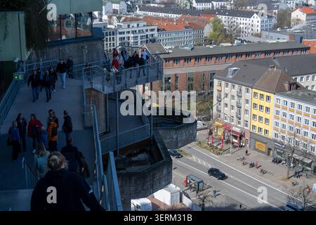 Hambourg, Allemagne - 28 février 25 : les gens marchent sur un escalier surélevé et une terrasse dans le bunker St Pauli réaménagé à Hambourg, Allemagne, surplombant t Banque D'Images