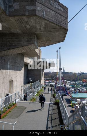 Hambourg, Allemagne - 28 février 25 : vue verticale le long de la passerelle de bunker St Pauli à Hambourg, Allemagne, surplombant le parc des expositions DOM de Hambourg et une chute de Banque D'Images