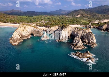 Vue aérienne des falaises et de la plage de Maruata, Michoacan, Mexique. Banque D'Images