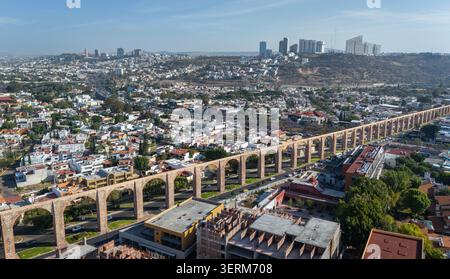 Aqueduc colonial et horizon de Queretaro, Mexique. Banque D'Images