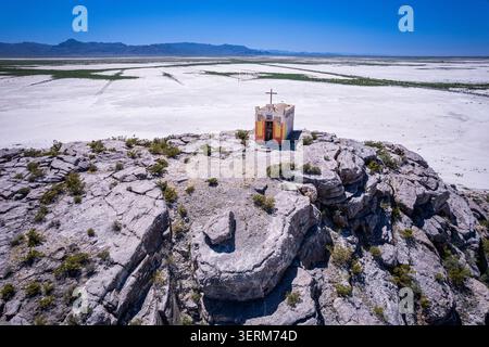 Petite chapelle nommée Capilla Señora del Regugio sur la formation rocheuse dans le désert près de Viesca, Coahuila, Mexique. Banque D'Images