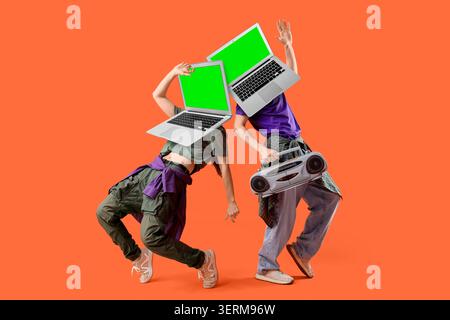 Jeunes danseurs avec têtes d'ordinateur portable et boombox, technologie numérique et culture musicale, fond orange Banque D'Images