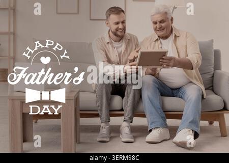 Joyeuse fête des pères avec le fils et le père aîné partageant des souvenirs sur le canapé à la maison, le fils présente un cadre photo à son père Banque D'Images