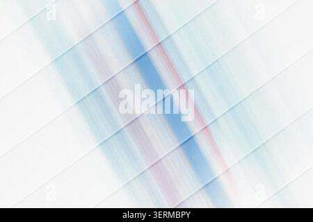 Un fond abstrait avec des lignes diagonales avec des dégradés doux et mélangés de bleu et de rouge clair, créant une esthétique moderne et minimaliste. Banque D'Images