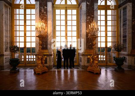 Le président Donald J. Trump visite le château de Versailles assiste à une réunion bilatérale avec le président français Emmanuel Macron au château de Versailles, France, le mercredi 17 juin 2026.(photo officielle de la Maison Blanche par Daniel Torok) Banque D'Images