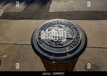 SACRAMENTO, CA - 16 JUIN 2026 : le sceau du gouverneur de l'État de Californie sur une borne de sécurité près du Capitole de l'État Banque D'Images