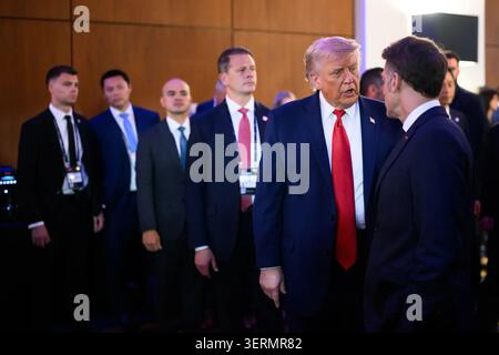 Le président Donald J. Trump s’entretient avec le président français Emmanuel Macron lors du sommet du G7 à Évian-les-bains, en France, le 16 juin 2026. Image reproduite avec l'aimable autorisation de la Maison Blanche. Banque D'Images