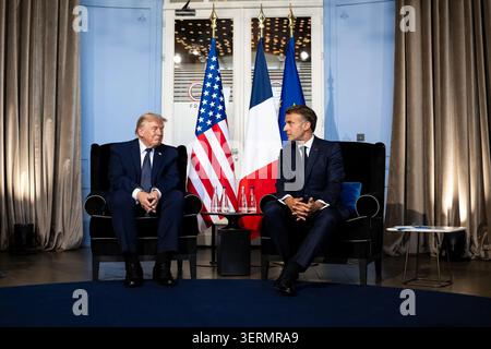 Le président Donald J. Trump rencontre le président français Emmanuel Macron lors d’une rencontre bilatérale en marge du Sommet du G7 à Évian-les-bains, en France, le 16 juin 2026. Image reproduite avec l'aimable autorisation de la Maison Blanche. Banque D'Images