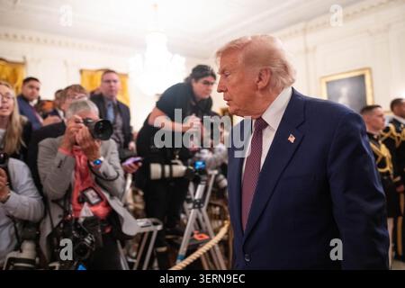 Washington, DC, USA. 18th June, 2026. United States President Donald Trump departs a Medal of Honor award ceremony in the East Room of the White House in Washington, DC, USA, on Thursday, June 18, 2026. Credit: Aaron Schwartz/Pool via CNP/dpa/Alamy Live News Banque D'Images
