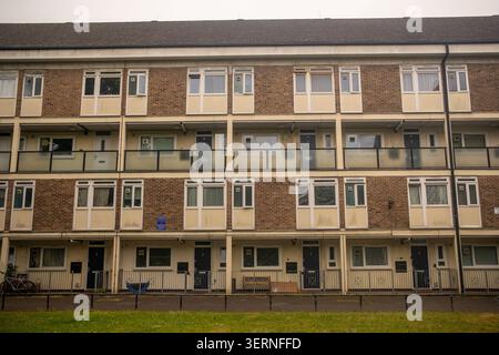 LONDRES - 11 MAI 2026 : Loughborough Estate Brixton - grand lotissement municipal avec des blocs de briques et des espaces verts à Lambeth. Banque D'Images