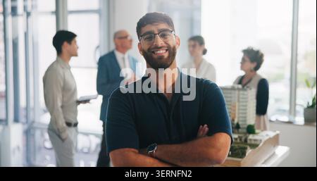 Développement immobilier, portrait ou homme au bureau avec les bras croisés, à propos de nous ou fierté dans la planification du site. Heureux, rencontre ou architecte en toute confiance Banque D'Images