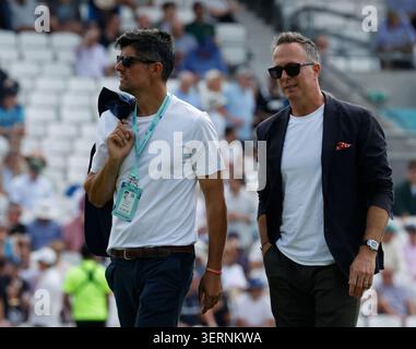 Londres, Royaume-Uni. 18 juin 2026. Londres, ANGLETERRE - ex-capitaine anglais et Essex Sir Alastair Cook et ex-capitaine anglais Michael Vaughan lors du 2ème Rothesay test match, jour deux match de cricket entre l'Angleterre et la Nouvelle-Zélande au Kia Oval, Kennington, Londres, le 18 juin 2026, à Londres, Angleterre. Crédit : action Foto Sport/Alamy Live News Banque D'Images