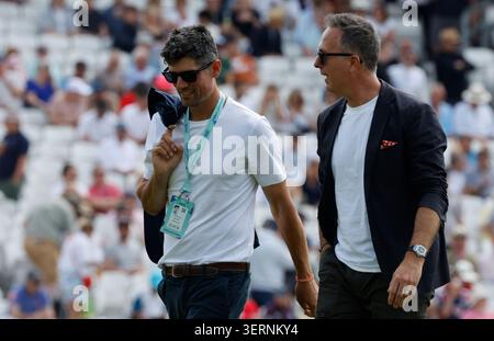 Londres, Royaume-Uni. 18 juin 2026. Londres, ANGLETERRE - ex-capitaine anglais et Essex Sir Alastair Cook et ex-capitaine anglais Michael Vaughan lors du 2ème Rothesay test match, jour deux match de cricket entre l'Angleterre et la Nouvelle-Zélande au Kia Oval, Kennington, Londres, le 18 juin 2026, à Londres, Angleterre. Crédit : action Foto Sport/Alamy Live News Banque D'Images