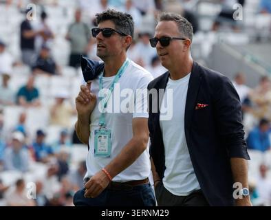 Londres, Royaume-Uni. 18 juin 2026. Londres, ANGLETERRE - ex-capitaine anglais et Essex Sir Alastair Cook et ex-capitaine anglais Michael Vaughan lors du 2ème Rothesay test match, jour deux match de cricket entre l'Angleterre et la Nouvelle-Zélande au Kia Oval, Kennington, Londres, le 18 juin 2026, à Londres, Angleterre. Crédit : action Foto Sport/Alamy Live News Banque D'Images