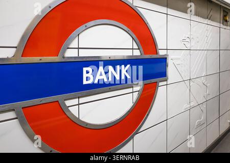 Panneau rond du métro londonien à la station Bank. Londres, Royaume-Uni, 31 décembre 2023 Banque D'Images