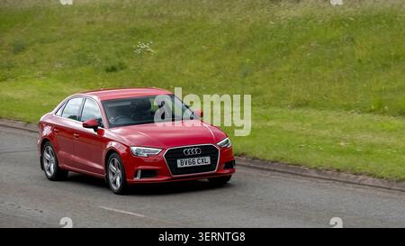 Milton Keynes, Bucks, Royaume-Uni - 17 juin 2026 : 2016 voiture Audi A3 à moteur diesel rouge conduisant sur une route britannique Banque D'Images