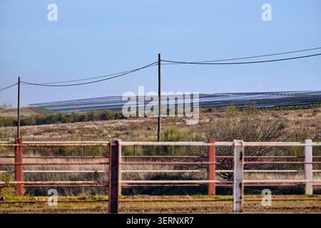 PUERTOLLANO, ESPAGNE - 18 décembre 2025 : ferme solaire à énergie renouvelable à Puertollano, Espagne, production d'énergie durable et technologie verte. Banque D'Images