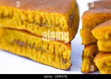 MARTABAK doux avec un fond blanc, une collation traditionnelle de la nourriture indonésienne. Banque D'Images
