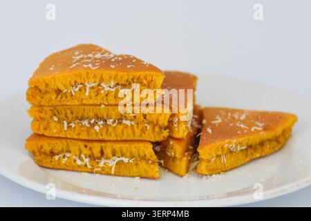 MARTABAK doux avec un fond blanc, une collation traditionnelle de la nourriture indonésienne. Banque D'Images