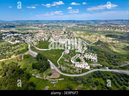 Vue aérienne par drone du village fantôme abandonné de Craco en Basilicate, Italie Banque D'Images