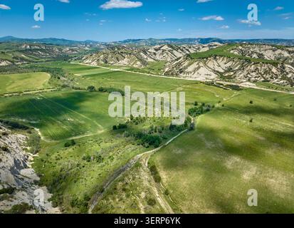Photo aérienne du paysage verdoyant de la campagne dans la région de la Murgia en Basilicate, Italie, avec des collines ondulantes, des routes rurales sinueuses, l'agriculture Banque D'Images