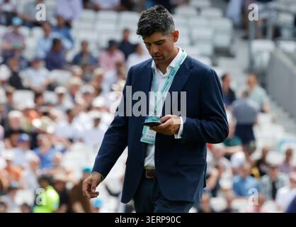 Londres, Royaume-Uni. 17 juin 2026. Londres, ANGLETERRE - Sir Alastair Cook EX England Captain lors du 2ème Rothesay test match, jour un match de cricket entre l'Angleterre et la Nouvelle-Zélande au Kia Oval, Kennington, Londres, le 17 juin 2026, à Londres, Angleterre. Crédit : action Foto Sport/Alamy Live News Banque D'Images