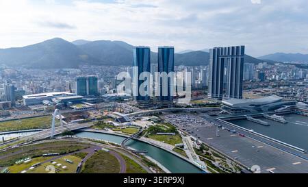 Busan, corée du Sud, vue aérienne présentant l'architecture moderne du front de mer, tours jumelles, centre de congrès et développement urbain Banque D'Images