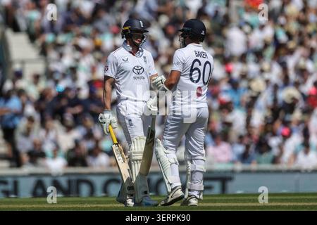 Matthew Fisher, d’Angleterre, et Sonny Baker, d’Angleterre, ont célébré la 250e manche d’Englands lors du 2e Rothesay test match jour 3 Angleterre vs Nouvelle-Zélande au Kia Oval, Londres, Royaume-Uni, le 19 juin 2026 (photo de Mark Cosgrove/News images) Banque D'Images