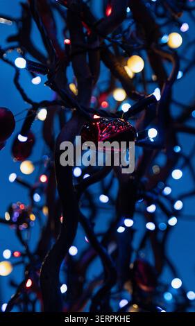 Gros plan créatif d'un coeur décoratif entouré de lumières bokeh colorées Banque D'Images