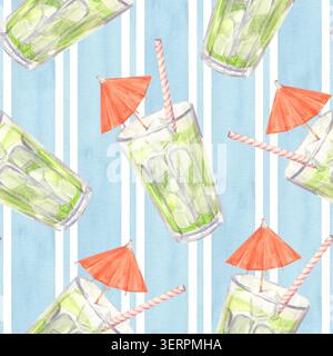 Motif sans couture avec des cocktails d'été sur un fond rayé bleu Banque D'Images