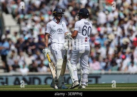Londres, Royaume-Uni. 19 juin 2026. Matthew Fisher d'Angleterre et Sonny Baker d'Angleterre ont célébré la 250e manche d'Englands lors du 2e Rothesay test match jour 3 Angleterre vs Nouvelle-Zélande au Kia Oval, Londres, Royaume-Uni le 19 juin 2026 (photo par Mark Cosgrove/News images) à Londres, Royaume-Uni le 19/06/2026. (Photo de Mark Cosgrove/News images/SIPA USA) crédit : SIPA USA/Alamy Live News Banque D'Images