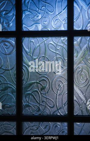 Fond de fenêtre en verre décoratif avec teinte bleue Banque D'Images