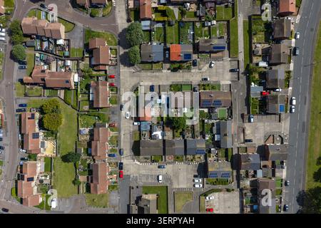 Vue aérienne verticale directement au-dessus d'un quartier résidentiel de Sunderland montrant des rues de banlieue de logements jardins véhicules garés panneaux solaires et u Banque D'Images