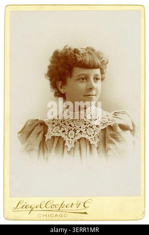 Époque victorienne, 1890s portrait de pré-adolescente américaine, enfant, studio de Liegal Cooper & Co. de Chicago, USA, vers 1890's. Banque D'Images