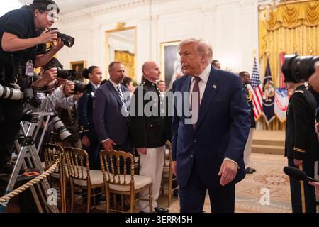 United States President Donald Trump departs a Medal of Honor award ceremony in the East Room of the White House in Washington, DC, USA, on Thursday, June 18, 2026. Credit: Aaron Schwartz/Pool via CNP /MediaPunch Banque D'Images