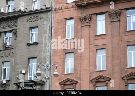 Deux bâtiments distincts affichent des styles architecturaux uniques sur une rue de la ville. Banque D'Images