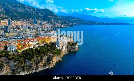 Vue aérienne de la principauté de Monaco avec Monaco Rock, superyachts Port Hercule et les gratte-ciel de Monte Carlo au-dessus de la Méditerranée Banque D'Images