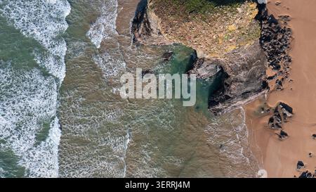 Vue aérienne des marches Bedruthan avec des vagues s'écrasant contre les falaises rocheuses et la plage de sable à Padstow, Cornouailles, Royaume-Uni. Banque D'Images