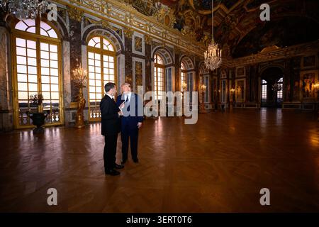 Le président Donald J. Trump visite le château de Versailles assiste à une réunion bilatérale avec le président français Emmanuel Macron au château de Versailles, en France Banque D'Images