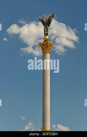 Vue du Monument de l'indépendance avec une statue dorée de Berehynia au sommet d'une haute colonne à Kiev, ville de Kiev, Ukraine. Banque D'Images