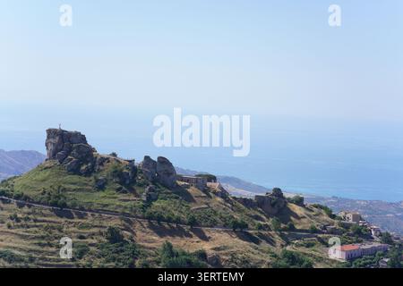 Vue panoramique lointaine du village de Bova perché sur la colline avec les ruines de Rocca del Castello dans le parc national d'Aspromonte, Calabre sud de l'Italie. Banque D'Images