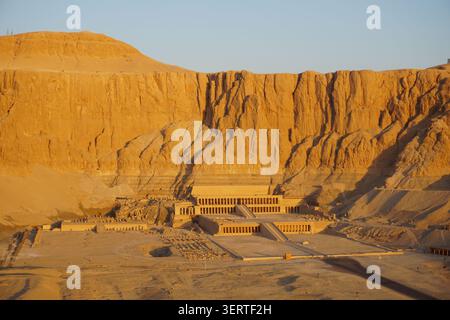 Terrasse aérienne et rampe au temple mortuaire de Hatshepsout, Deir el‑Bahari, Louxor Banque D'Images