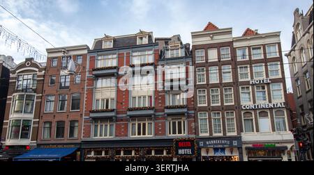 AMSTERDAM, PAYS-BAS - 10 NOVEMBRE 2025 : architecture traditionnelle néerlandaise classique et façades de bâtiments historiques à Amsterdam, pays-Bas Banque D'Images