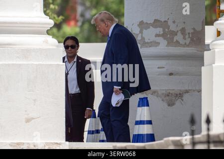 Washington, District Of Columbia, USA. 19th June, 2026. President DONALD TRUMP departs the White House en route to Camp David in Maryland. The trip marks only President Trump's second visit to the presidential retreat during his second term in office. (Credit Image: © Matt Kaminsky/ZUMA Press Wire) EDITORIAL USAGE ONLY! Not for Commercial USAGE! Banque D'Images